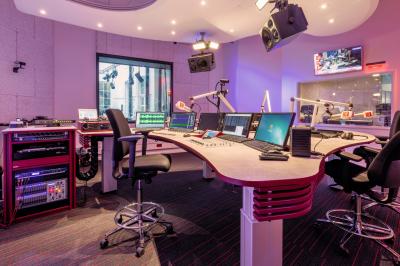 RTV Drenthe On-Air studio 1 turn-key inrichting, akoestiek en console